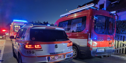 Při nočním požáru v Dobříši utrpěl muž vážné popáleniny, do nemocnice ho přepravil vrtulník