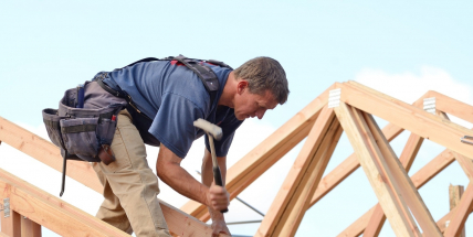 Stavba rodinného domu se prodražuje, může přibýt starších domů na prodej