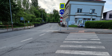 Řidič dodávky srazil na přechodu chodkyni a ujel, policie hledá svědky