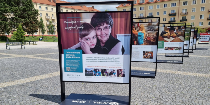 ADRA slaví třicet let, charitativní práci dokumentuje putovní výstava po českých a moravských městech