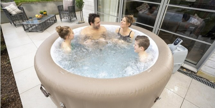 Užijte si relaxaci v teplé vodě v jakémkoliv počasí: Vířivku si odvezete i autem