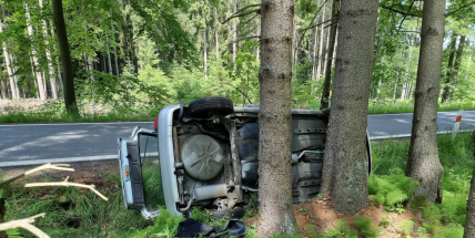 U Rožmitálu skončilo auto na boku, řidiče museli hasiči vyprostit