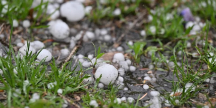 Nejsilnější bouře budou odpoledne, hrozí krupobití