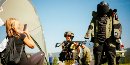 Den otevřených dveří dělostřeleckého pluku v Jincích přilákal téměř tisíc lidí