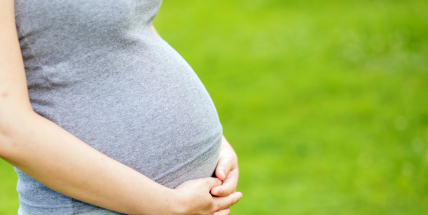 Věk prvorodiček za posledních pět let klesl o téměř dva roky