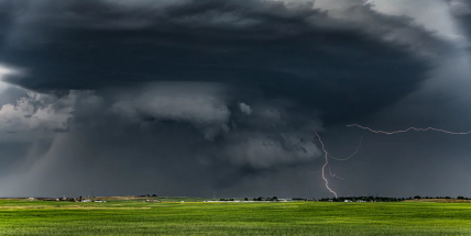 Po tropickém víkendu nás čekají bouřky, nárazový vítr, déšť a kroupy