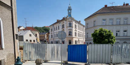 Vařeka: Stavba v horní části Pražské ulice již čtvrtý měsíc stojí díky stížnosti majitelky sousedního domu