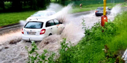 Noční bouřky a přívalové deště zaměstnávají hasiče, pršet bude i dnes