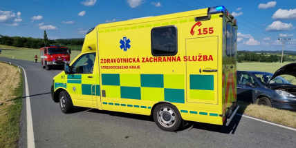 Zfetovaná řidička havarovala do plotu a ujela. Jízdu ukončila v poli