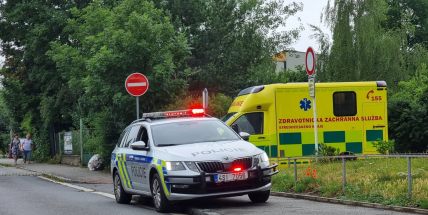 V Dobříši chtěl opilý muž skočit ze čtrnáctého patra, sebevraždu mu rozmluvili policisté
