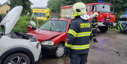Na parkovišti u Oxygenu se čelně střetla dvě auta