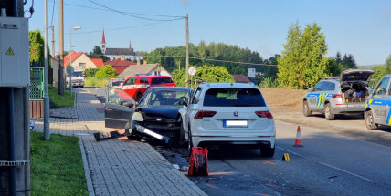 V Bohutíně se čelně střetla dvě auta, policie silnici uzavřela