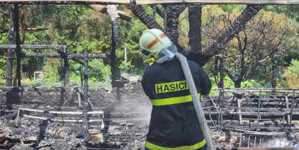 Hasiči na Příbramsku likvidovali požár mobilního domu, jedna žena se popálila