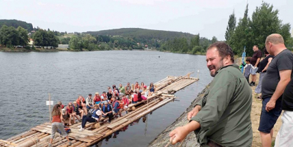 Natočit si pivo a opéct špekáček při plavbě na voru? V Kamýku můžete zažít nevšední zážitek