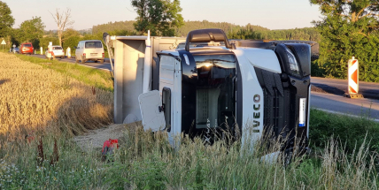 U Dublovic skončilo nákladní auto na boku, spolujezdec se zranil