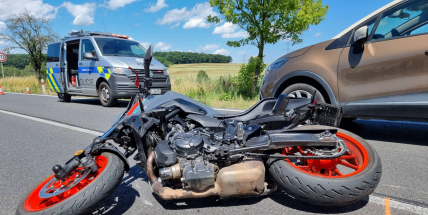 Řidička Renaultu pouštěla auto jedoucí z čerpací stanice, motorkářka nedobrzdila. Policie uzavřela Strakonickou