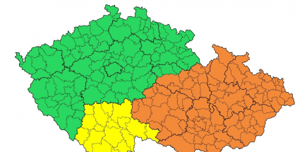 Silné bouřky hrozí až do večera, menší toky se mohou rozvodnit