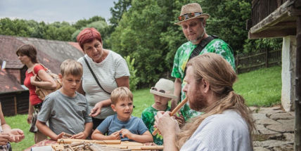 Chcete si na vlastní kůži vyzkoušet výrobu sýrů, píšťalek či pečení perníků? Řemesla ukáže skanzen ve Vysokém Chlumci