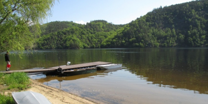 Voda ke koupání ve středních Čechách je až na Županovice na Slapech dobrá