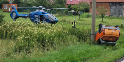 Na Příbramsku skončilo moped auto na střeše, pro zraněnou řidičku letěl vrtulník