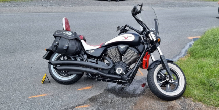 Srážka auta s motorkou uzavřela silnici u obce Háje