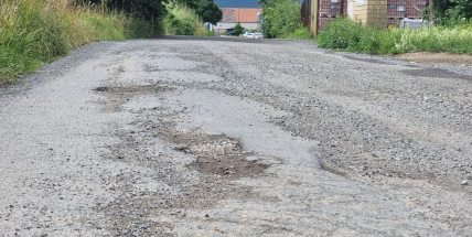 Propadlá silnice k CZC se brzy dočká opravy