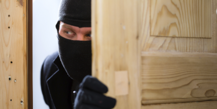 Odjíždíte na dovolenou? Nenabízejte svůj dům či byt zlodějům