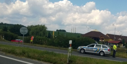 U Milína skončilo auto v příkopu