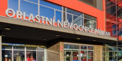 V příbramské nemocnici musejí mít návštěvy respirátor či nanoroušku