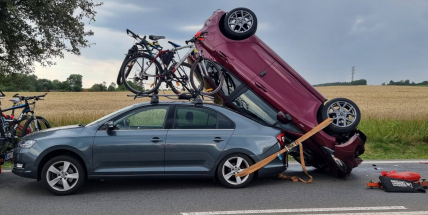 Z kamionu spadl nový Ford a převrátil se na projíždějící auto. Policie uzavřela strakonickou silnici