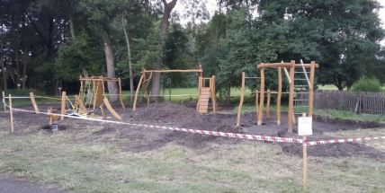 Místo kopřiv dětské hřiště. Ve Starosedlském Hrádku kvůli byrokracii stavěli z vlastních prostředků