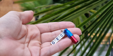 Na Nováku jsme schovali přívěsek se vzkazem. Kdo ho najde, užije si zdarma dovolenou v Řecku