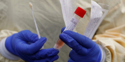 V sobotu přibylo 581 nakažených koronavirem, o pětinu víc než před týdnem