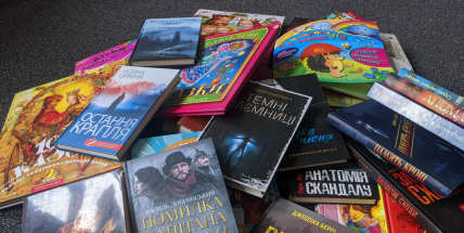 Knihovna dostala nové přírůstky do knižního fondu, jsou v ukrajinštině