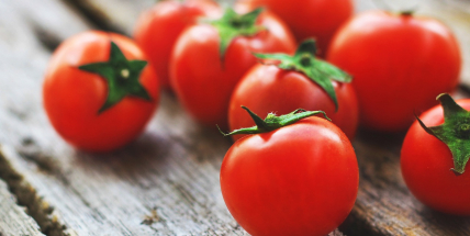 Rajčata dokáží nejen zpomalit účinky stárnutí, ale také chrání pokožku před spálením