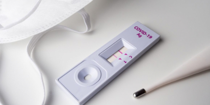 Letní vlna covidu roste, za úterý 3240 potvrzených případů, mezitýdně o 1260 víc