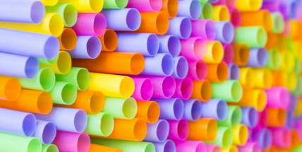 Sněmovna schválila zákaz plastových příborů, talířů nebo brček