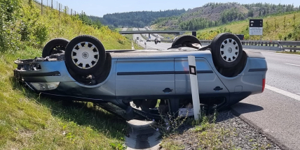 Opilý řidič přetočil na D4 auto na střechu. Byl jsem unavený, řekl policii