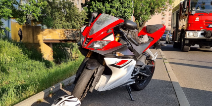 Motorkář na Rynečku nedobrzdil a přelétl přes auto. On i jeho spolujezdec se lehce zranili