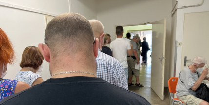 V Příbrami začalo očkování čtvrtou dávkou proti covidu. V nemocnici se tvořily dlouhé fronty