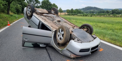 Seniorka u Rožmitálu přetočila auto na střechu, policie silnici uzavřela