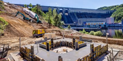 Fotogalerie: Na Orlické přehradě pokračuje výstavba doplňkového bezpečnostního přelivu