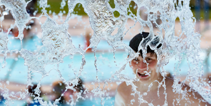 Po dnešních tropických teplotách se ochladí, v úterý a v pátek hrozí bouřky