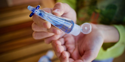 V neděli v Česku přibylo o třetinu víc případů covidu než před týdnem