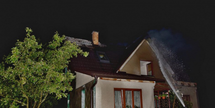 Blesk zapálil střechu domu ve Věšíně, hasiči měli 20 zásahů