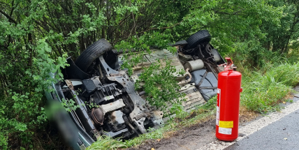 U Sedlčan skončilo auto v příkopu, řidič se lehce zranil