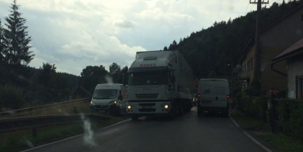 Odstavený kamion blokoval dopravu u Čenkova