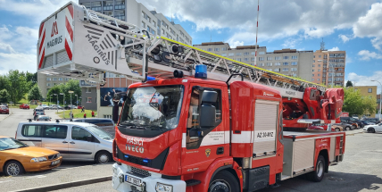 Nájemník si zapálil svíčku a usnul, zaměstnal dvě jednotky hasičů