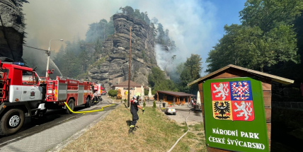 Požár v Českém Švýcarsku se v noci nerozšířil, počet hasičů se zvýší