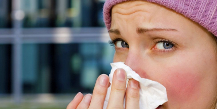 Počty nakažených mezitýdenně dál rostou, hospitalizovaných je přes 1100